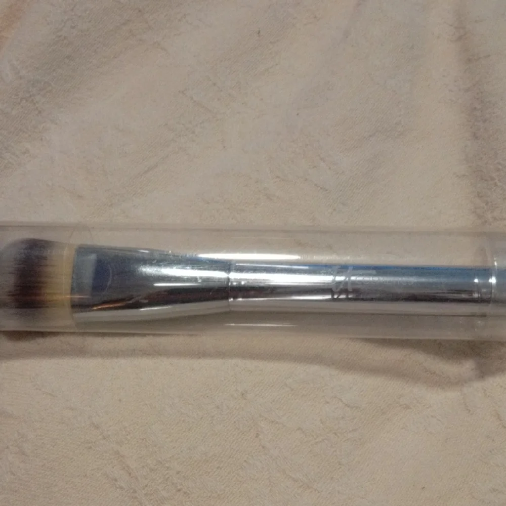 It Cosmetics Makeup Brush